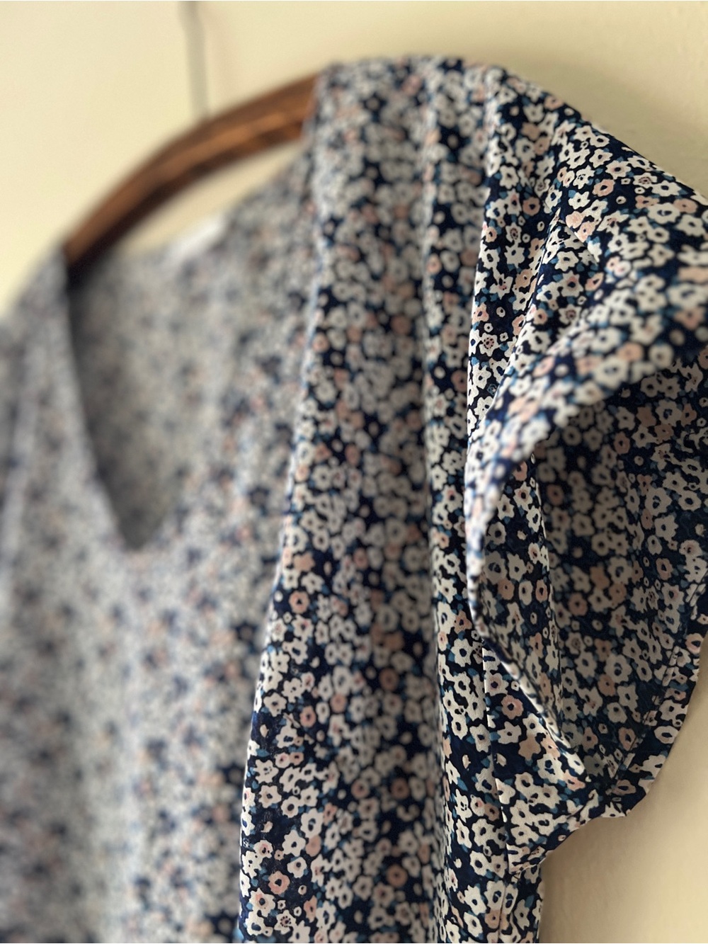 Maternity Ditsy Floral V-Neck Tee in Navy and White Postpartum - Picture 4 of 6